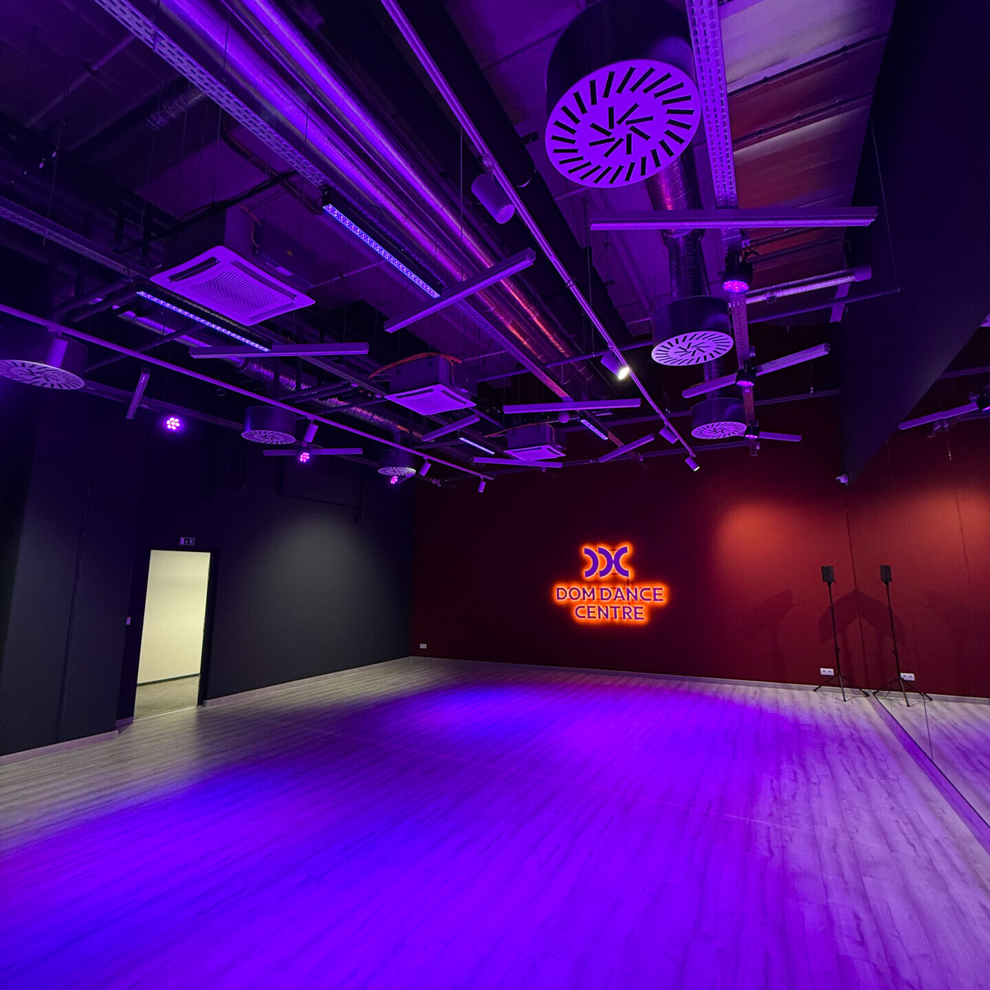 oc_tehelko_dom_dance_centre_interier_4